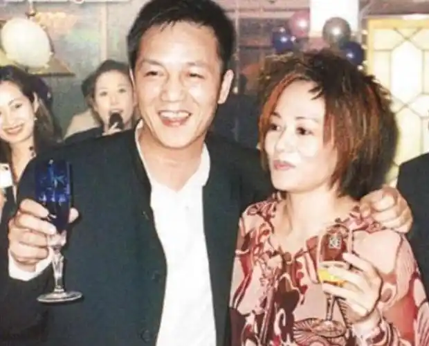 上海富豪周正毅出狱后举办一场生日宴直接折了6位主持人