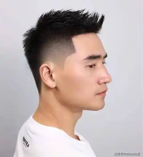 的男生短发,两边剪短中间打薄,精干利落又阳光帅气_发型_效果_头发