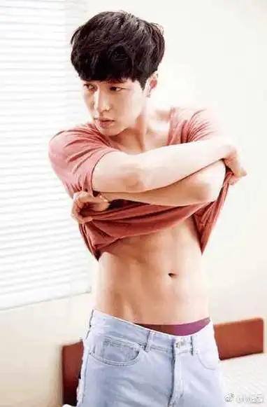 就不得不提到一个人,那就是小绵羊张艺兴,张艺兴的腹肌看起来又白又