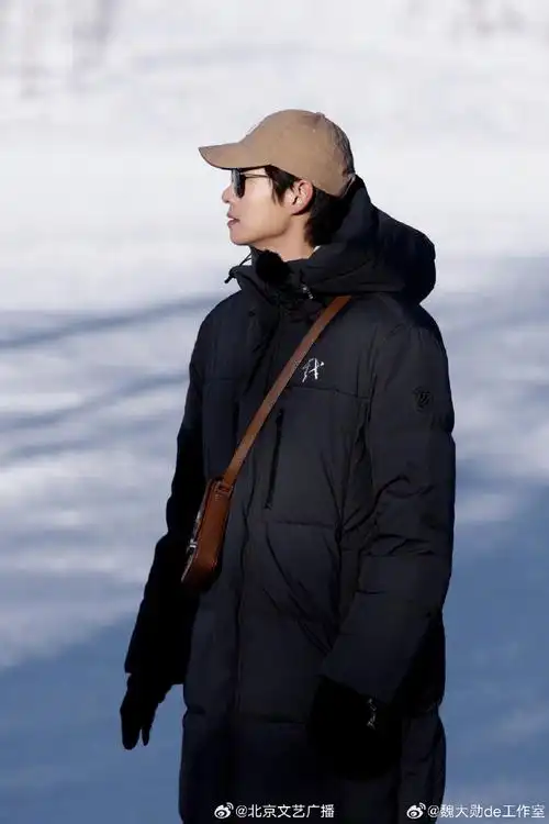 魏大勋东北男友#今日,@魏大勋在微博晒出自己的《#我们仨#》节恼照