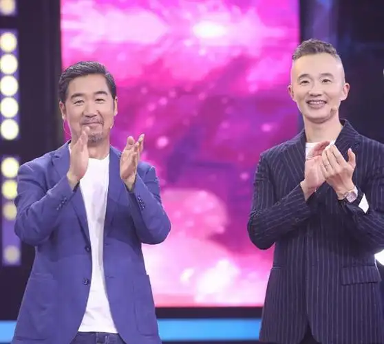 央视主持人王萌萌24岁嫁42岁程雷丈夫患病后她仍不离不弃