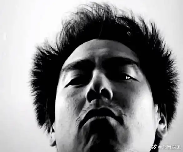 彭于晏在个人社交平台晒出一组隔离期间的自拍照:造型潦草,胡子拉碴