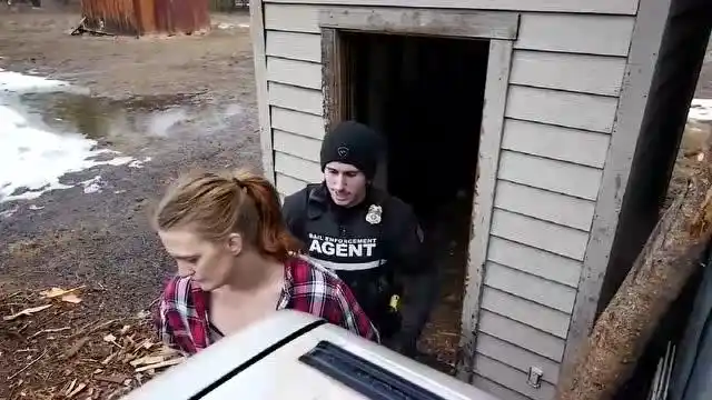 美国赏金猎人抓捕女嫌犯,现场直接进行搜身,动作相当粗鲁!