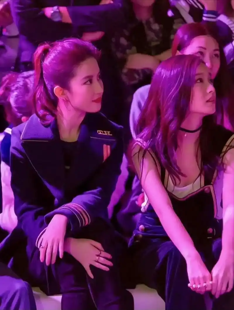 刘亦菲与倪妮,我觉得她们俩不分伯仲,各有千秋,这一波,打个平手吧.