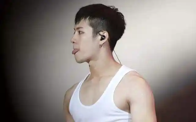 王嘉尔侧背发型野性十足,好身材尽显可与彭于晏媲美_实力_肌肉_眼神