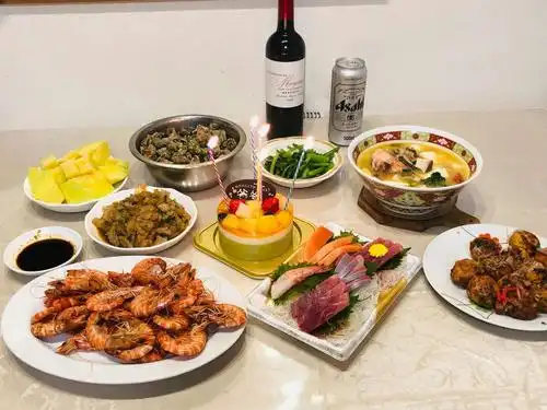 丰盛晚餐送女儿,去到东京上大学.花钱如同流水般,高价镀金摆头噱.