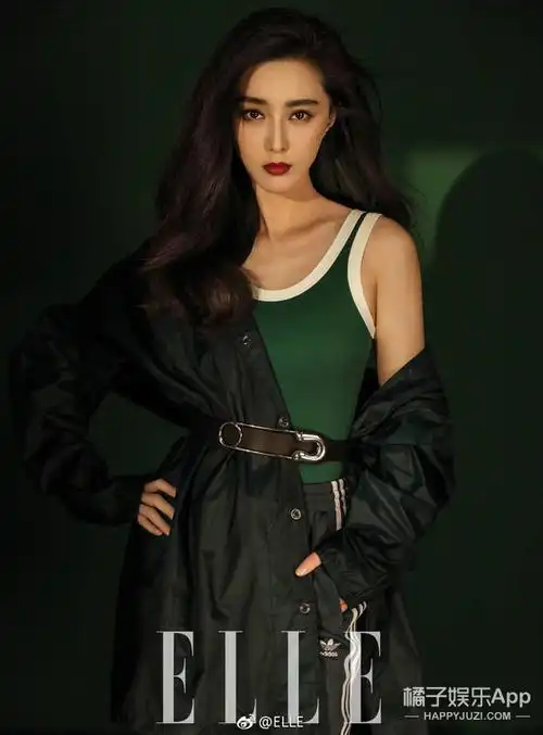 一席乌黑亮丽的大波浪卷发女神范儿十足,这发量和发质也是很让服气的!