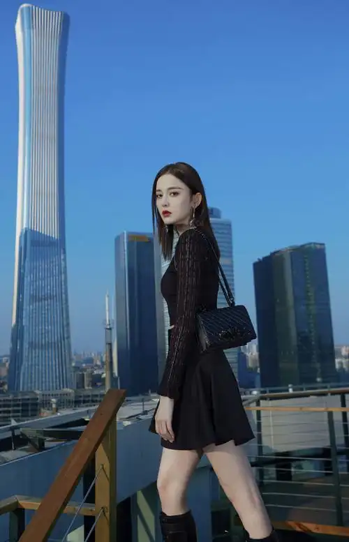 简介:古力娜扎时髦个性街拍图片,分享一组古力娜扎图片给大家,图中的