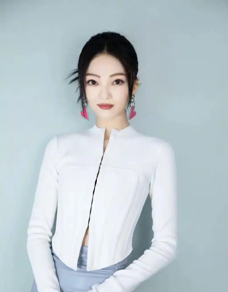 张韶涵:1982年,身高158,体重43kg.