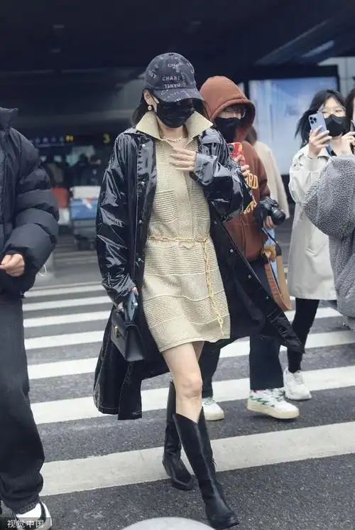 组图张嘉倪穿黑色皮衣现身机场脚踩长靴气场全开
