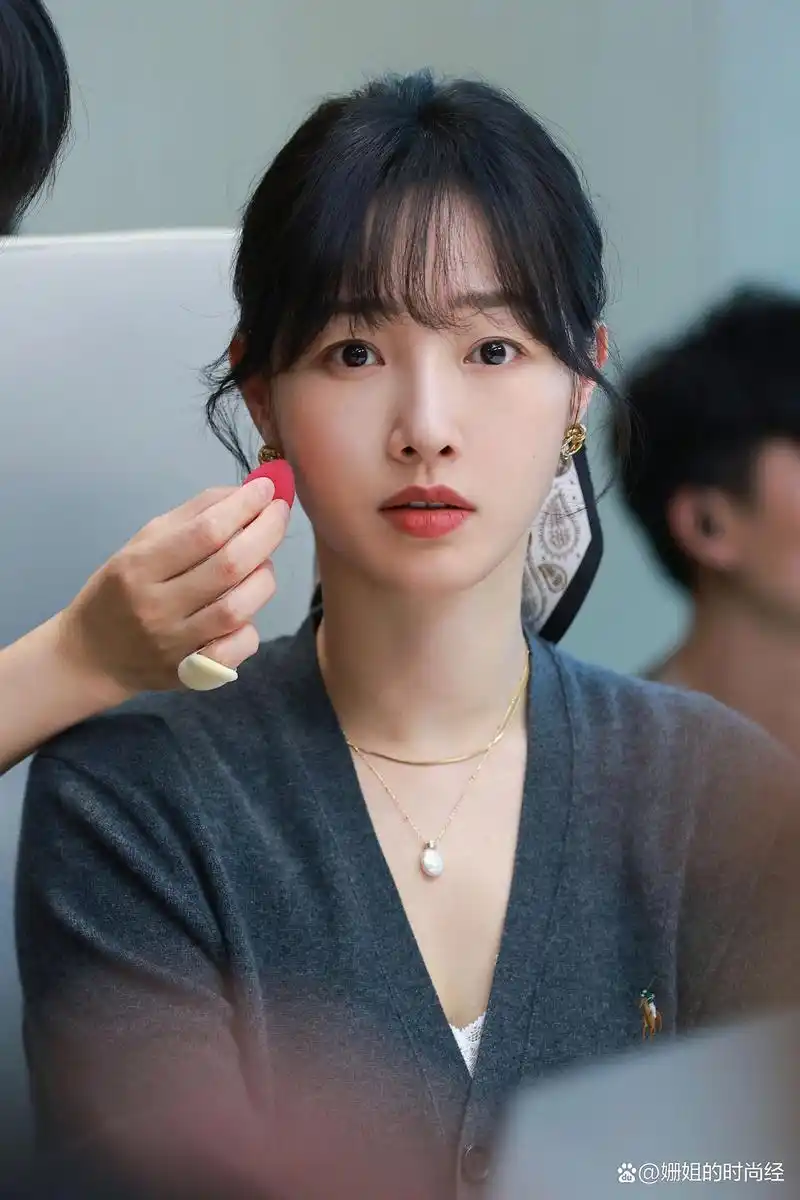 白百何带火了一种穿搭:"慵懒小资"职场风,随意不做作,真心美