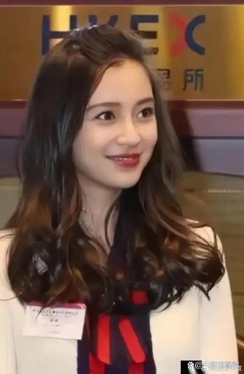 杨颖怀孕时好漂亮啊,脸上时刻散发着母性的温柔!