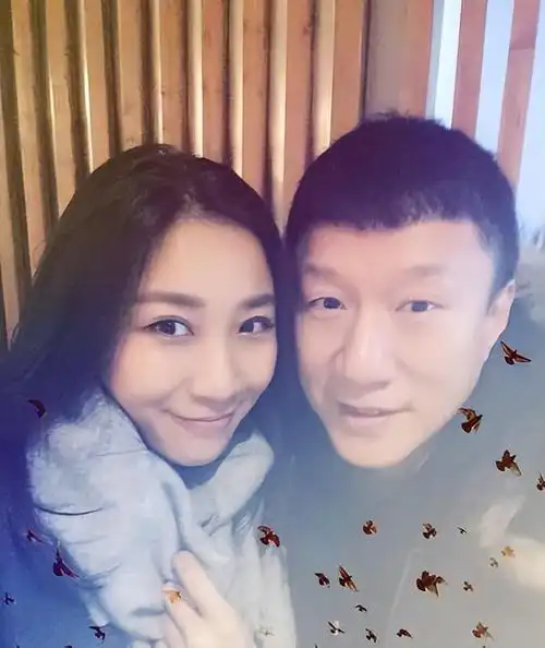 照片中,53岁的孙红雷像一个精神小伙一样,身穿浅米色上衣和黑色休闲裤