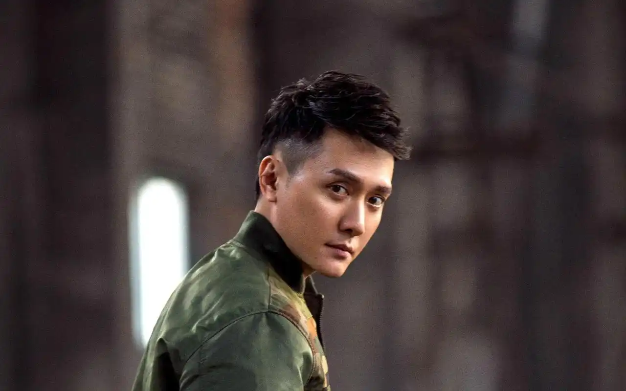 冯绍峰迷彩夹克帅气图片桌面壁纸