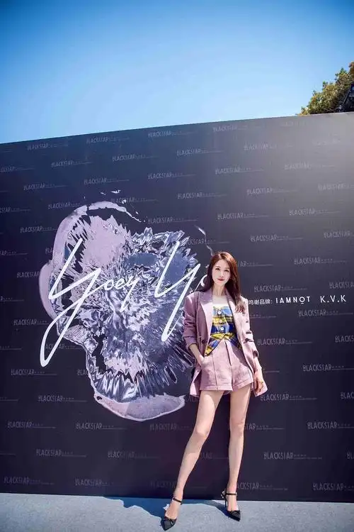 张雯上海时装周看秀 逆天长腿实力吸睛