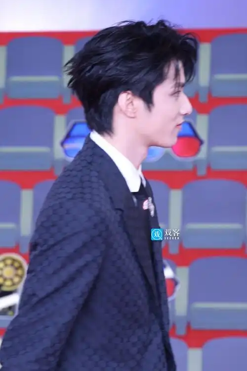 刘耀文#微博电影之夜红毯#生图929292宽肩窄腰大长腿男贵公子