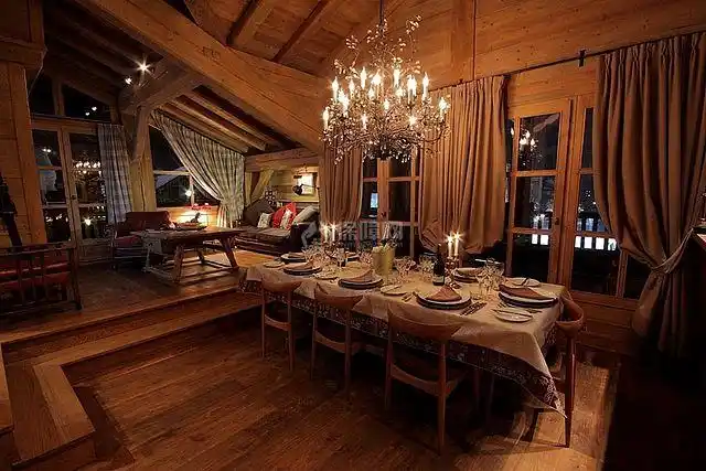 阿尔卑斯山下的雪地小木屋经典的木质设计和气派的内部装饰