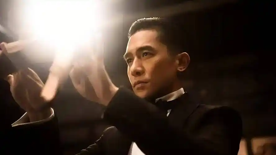 原创事实证明61岁久居日本的梁朝伟已经走上了另一条大道