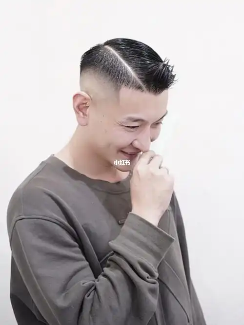 梳油头的男生到底有多帅油头是用发油塑造的复古发型,有大背型油:斜分