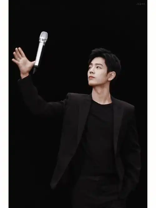 肖战黑色西装手握话筒图让我想看新的舞台战