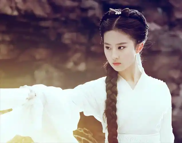 当"国民女神"刘亦菲和她母亲同框时,毫不夸张的说:"高下立见",刘亦菲