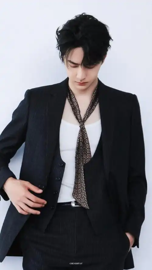 王一博说烁烁光芒亟待热烈绽放##王一博低胸领带##王一博好贵