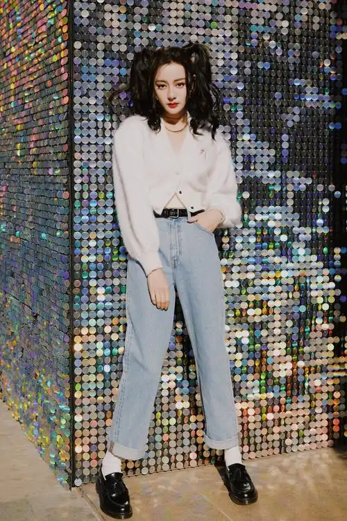 漂亮姐姐迪丽热巴街拍look新鲜出炉双马尾造型游走街头酷帅又俏皮