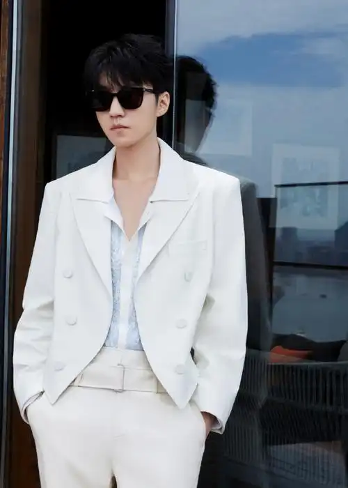 王俊凯白色西服眼镜造型##王俊凯的衬衣领