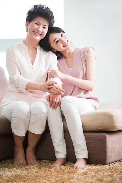 亲密的妈妈和女儿