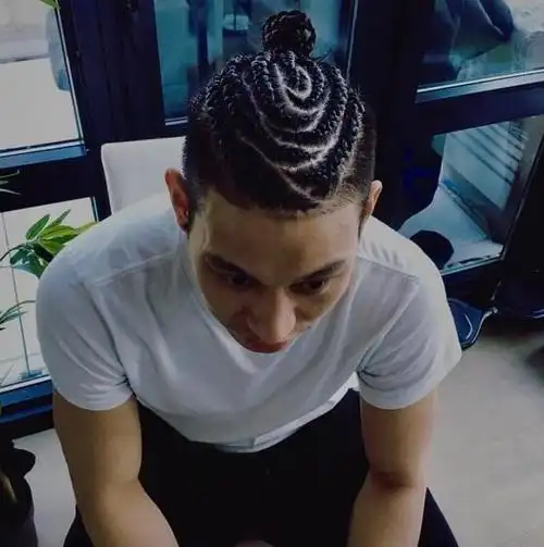 新发型!书豪换新式地垄沟顶朵玫瑰可够美(图)