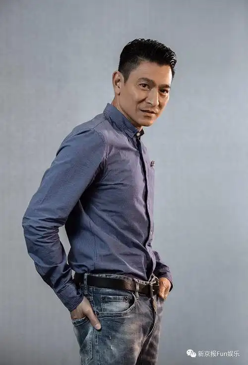 可以看看这些照片背后,不变的那个刘德华