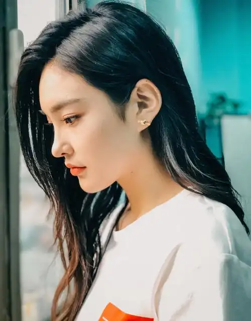 简介:王可如休闲性感图片,分享一组王可如图片给大家,图中的明星图片