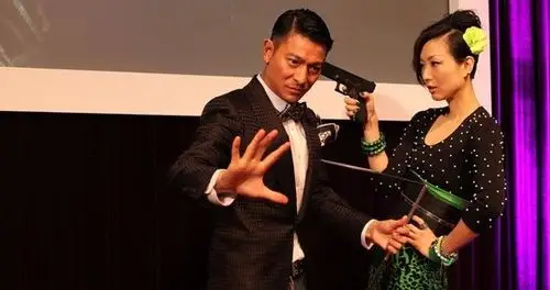 高圆圆跳舞频踩刘德华脚 华仔大度:没关系踩吧