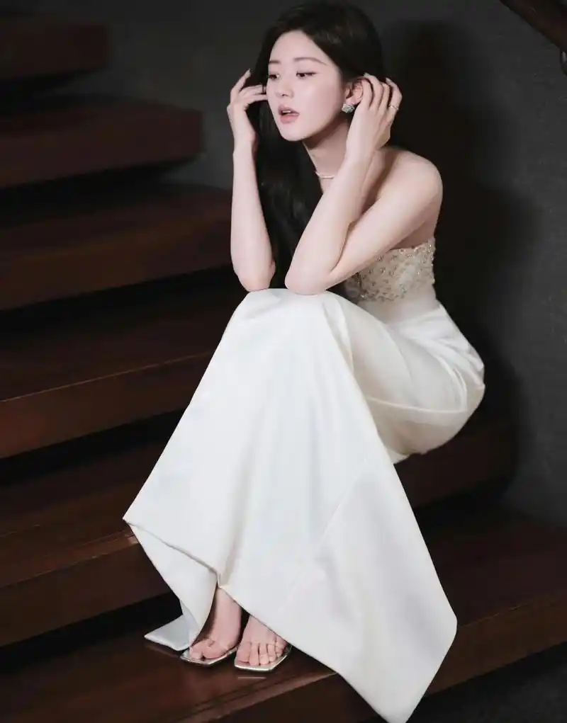 一字带包后跟高跟凉鞋  北京网友说, 一起来看看赵露思高跟鞋的高度