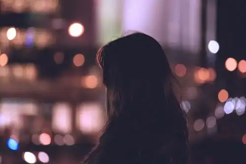 伤感意境女生背影图片_当初不该爱上你