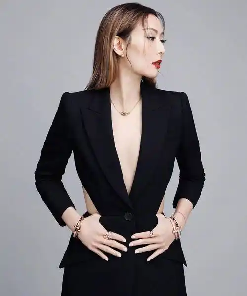 47岁郑秀文身材火辣,单穿深v露背黑西装,复古妆容大姐大气场_造型