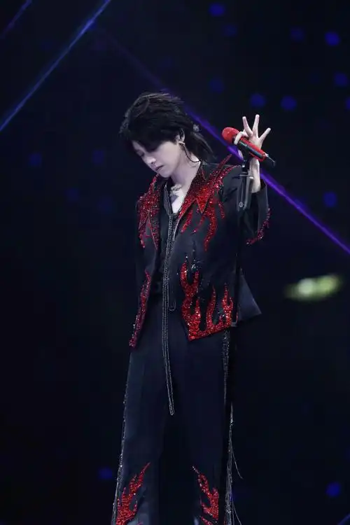 喜欢华晨宇的感觉真让人着迷,摸不透看不清,原来是我忘记戴眼镜了(戴