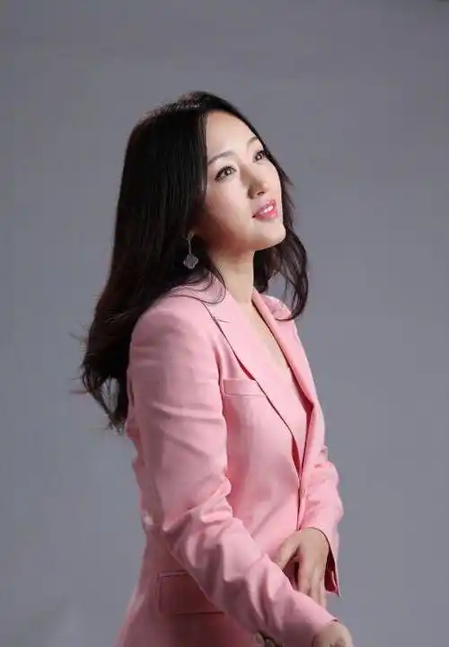 杨钰莹真潮流,穿小短裙秀美腿,47岁秒变成17岁少女,太美了_发型_造型_