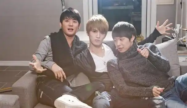 五位成员的容颜与命运皆已大相径庭,团队风波频起,社会新闻中屡见其影