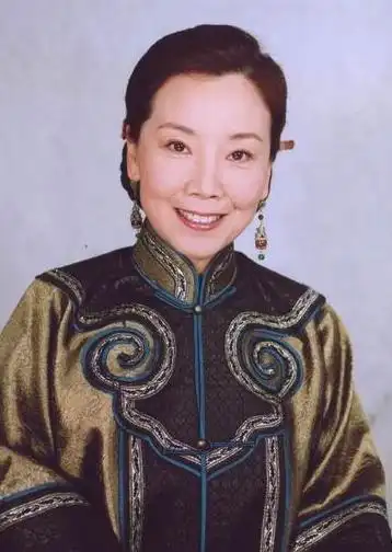 她出道45年无绯闻,被大学同学独宠47年,38岁儿子也很帅气