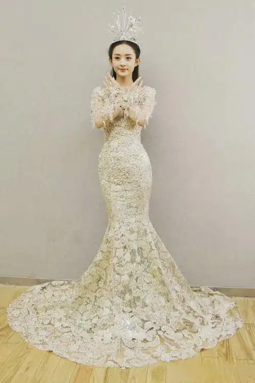 赵丽颖2014年金鹰节旧照#赵丽颖最美金鹰女神,一袭金色的鱼尾长裙