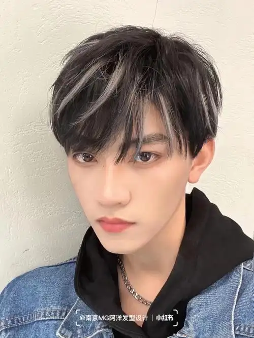 男生韩式发型搭配几缕挑染时尚潮流