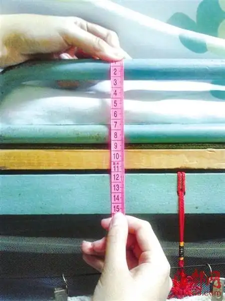 师范大学福清校区,护栏高度仅为十一厘米,扣除床板床垫,仅剩不到九