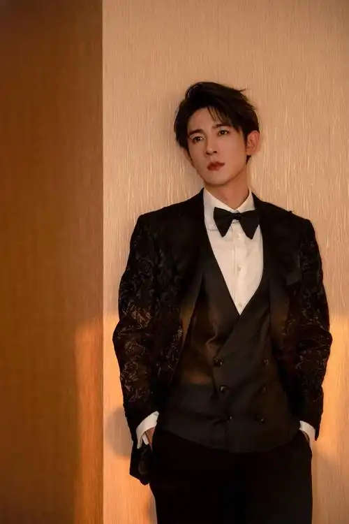 季肖冰西装穿搭很有斯文霸总的气质这样的总裁请多来几个