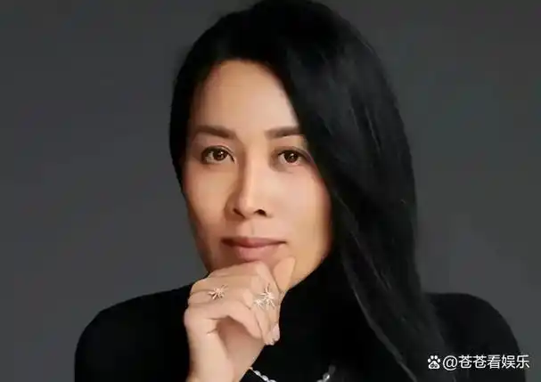 57岁那英聚餐照片曝光满脸皱纹显露老态茅台红酒轮番上阵