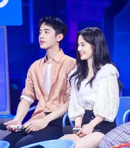 鞠婧祎才是合影杀手与身高186的他合影腿长比例太夸张