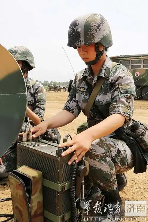 解放军某部女通信兵演练场上冲锋陷阵
