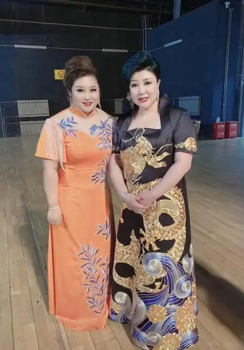 郭德纲妻子更新动态,穿旗袍身材曲线明显,胖嘟嘟的儿子很可爱