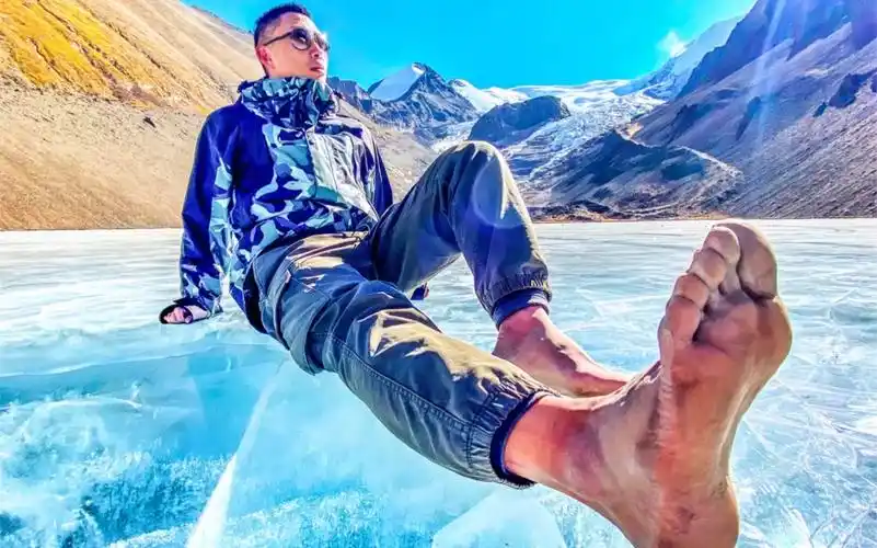 46码光脚徒步雪山之巅,蓝冰之上