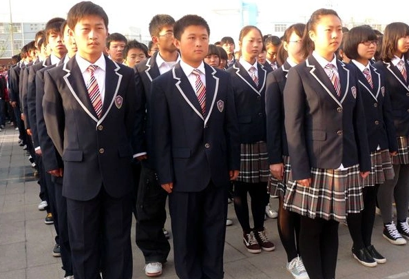 家长花2480元购买校服,不到半年就褪色变形,学校硬气回怼惹人怒_私立